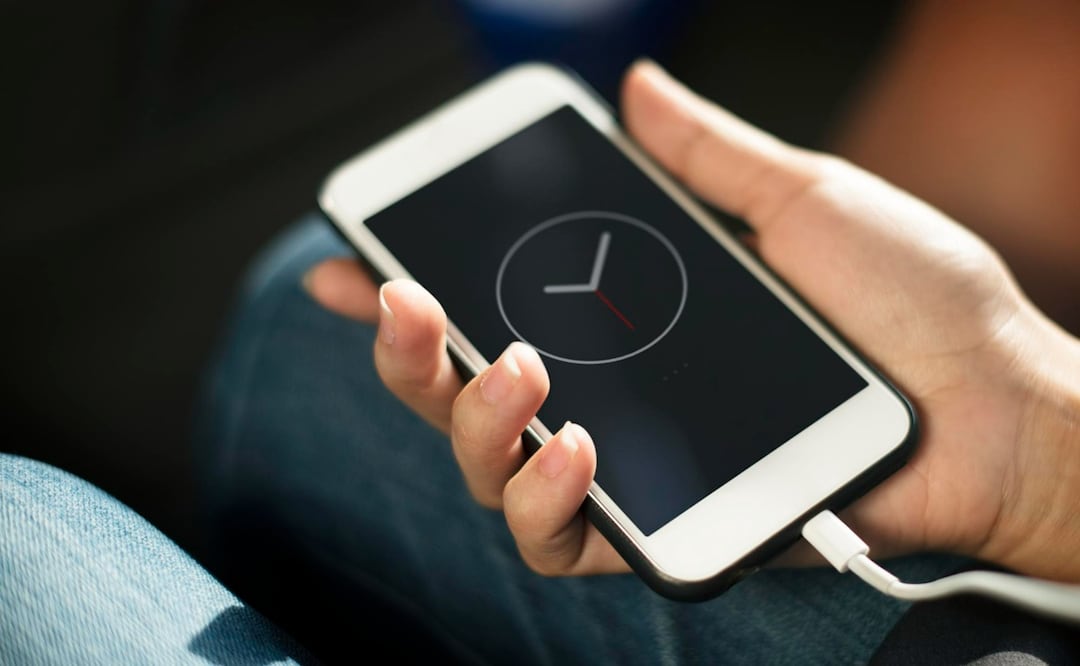 Antes de restaurar de fábrica tu celular, resguarda tu información importante. Foto: Freepik