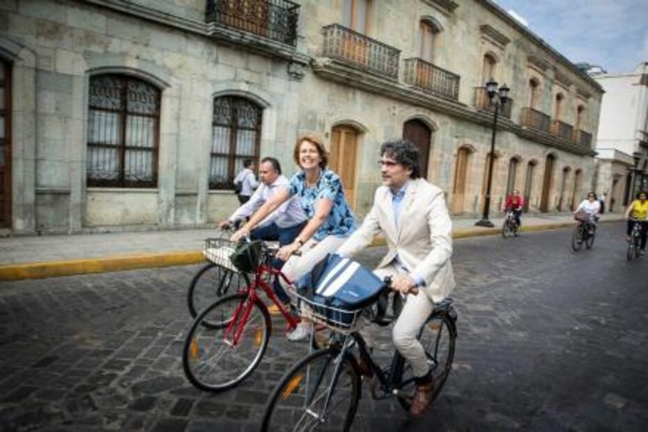 Embajadora de Holanda promueve uso de bici y cuidado del agua en Oaxaca