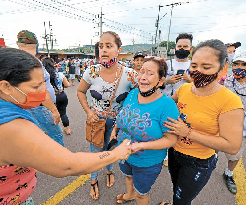 Familiares de reos en Guayaquil esperan noticias luego de los motines que se registraron en tres penales, en medio de una lucha por el control del poder. Foto: MARCOS PIN MENDEZ. AFP