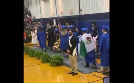 Captan momento en el que niegan diploma a alumno por portar bandera de México en EU