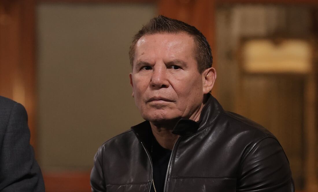 Julio César Chávez acude a la mañanera del 28 de marzo de 2025 para convovar a la mega clase de box el próximo 6 de abril. Foto: Gabriel Pano / EL UNIVERSAL