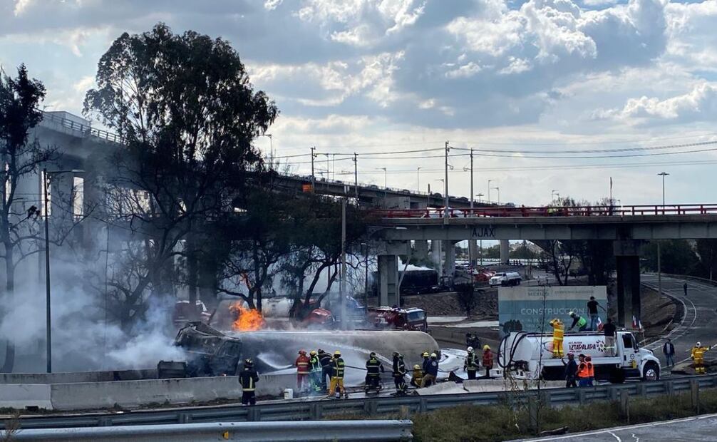 Explota pipa de gas en el puente de la Concordia, a la altura de Metro Santa Martha en Iztapalapa. Foto: Valente Rosas/EL UNIVERSAL