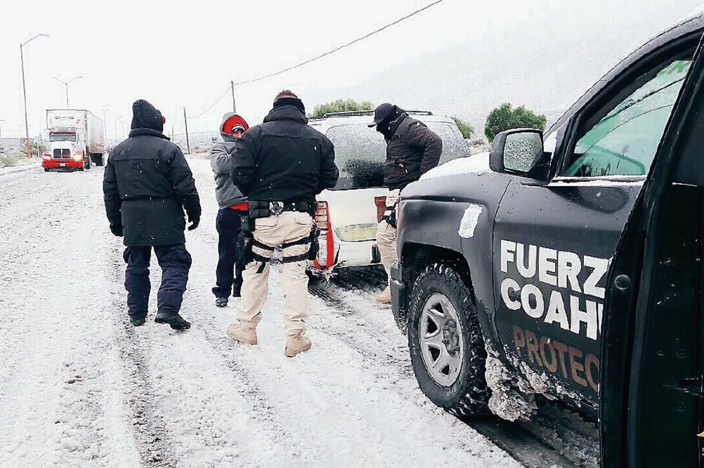 La Policía Federal informó del cierre de la circulación en algunos tramos de las autopistas Saltillo-Torreón, Saltillo-Monclova y Zacatecas-Saltillo por la acumulación de nieve o cristalización de la carpeta asfáltica. Foto: FUERZA COAHUILA