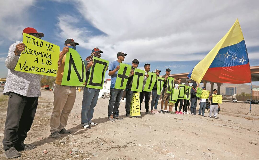 Al mediodía de ayer, los migrantes se plantaron a la mitad del río, sobre el lado mexicano, con cartulinas con las frases “No + Título 42” y “Título 42 discrimina”. Foto: Christian Torres/EL UNIVERSAL