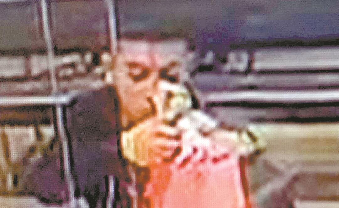 El sujeto fue captado por las cámaras de seguridad de las dos sucursales en las que robó. Foto: Especial