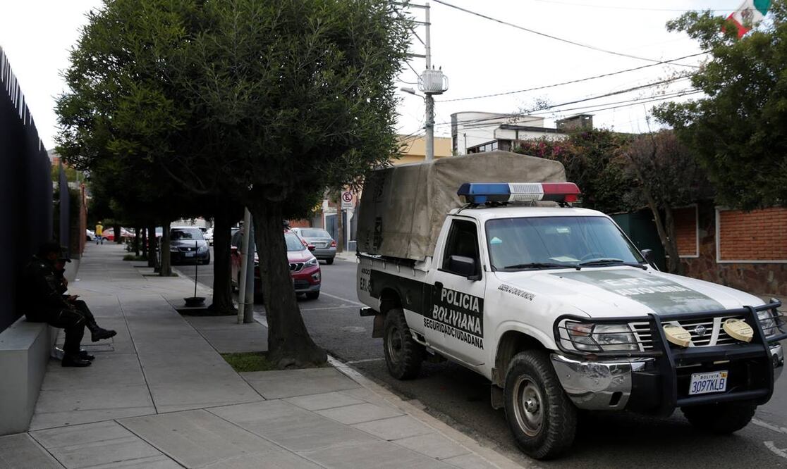 Imagen que muestra a la policía de Bolivia en la embajada de México en La Paz. Foto: Reuters