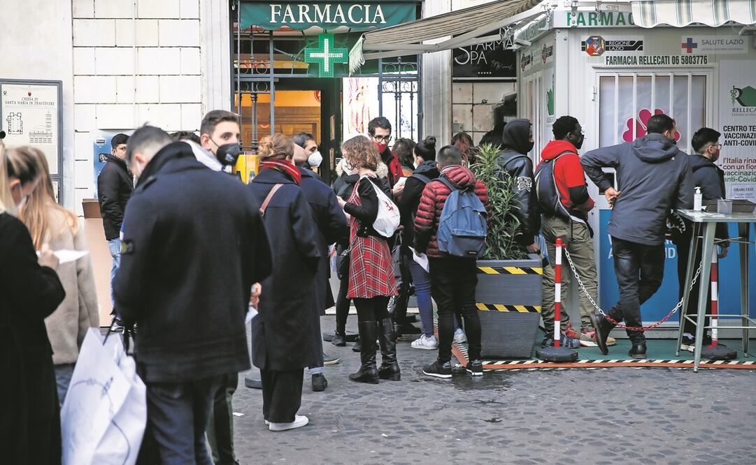Una fila formada por italianos que aguardaron su turno para practicarse la prueba de Covid-19, en medio de un aumento de casos a nivel mundial. Foto: Cecilia Fabiano/AP.