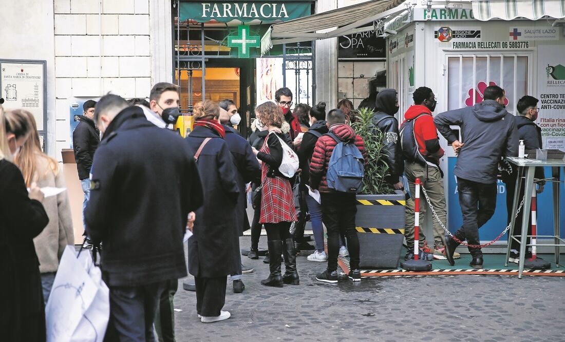 Una fila formada por italianos que aguardaron su turno para practicarse la prueba de Covid-19, en medio de un aumento de casos a nivel mundial. Foto: Cecilia Fabiano/AP.