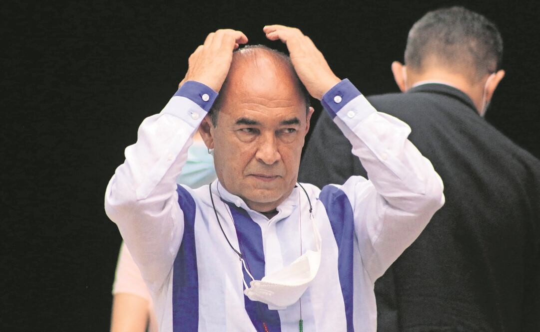 El general en retiro Paulino Coronado, ante un tribunal de paz y las víctimas en la ciudad de Ocaña. 