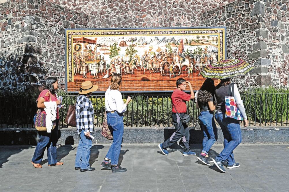 Mural conmemorativo del encuentro entre Hernán Cortés y Moctezuma, en el Antiguo Templo de Jesús, en la esquina de Pino Suárez y República de El Salvador. Foto: GERMÁN ESPINOSA. EL UNIVERSAL