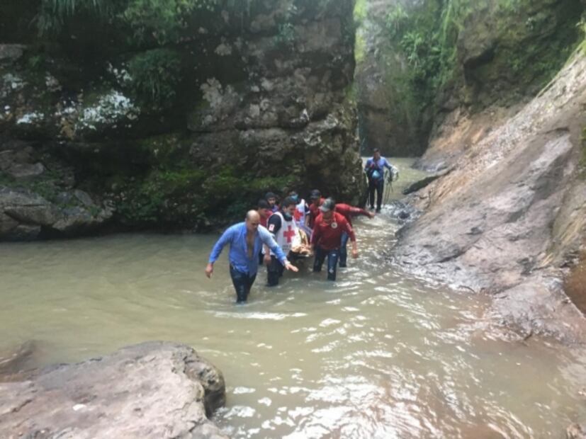 Joven cae 40 metros en una cascada en Sinaloa