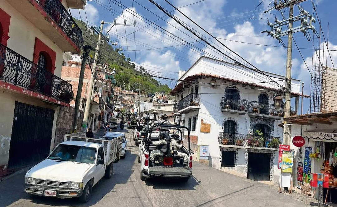Desde temprana hora, en Taxco se vieron decenas de vehículos del Ejército, la Marina y la Guardia Nacional; también sobrevoló un helicóptero durante varias horas. Foto: Especial