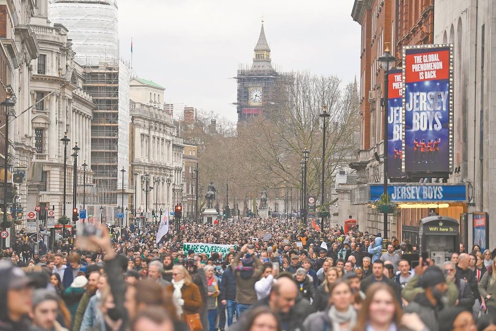 En Reino Unido, entre los manifestantes había negacionistas del Covid-19 y personas que, sin rechazar la existencia del virus, consideran excesivas las restricciones. Foto: Neil Hal/ EFE.