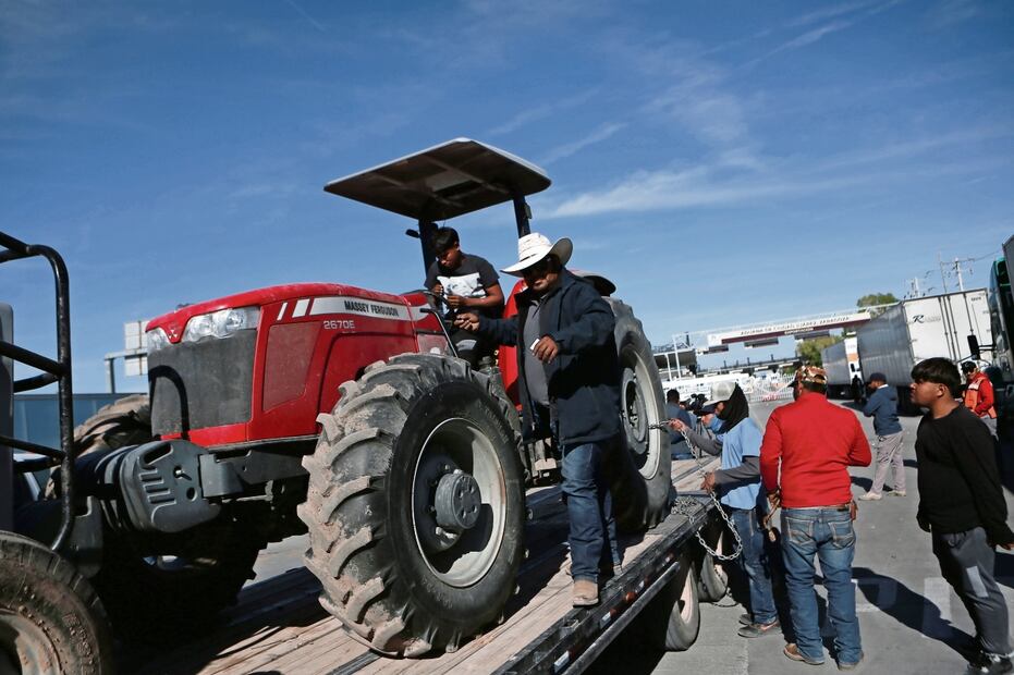 Productores del campo utilizaron tractores para cerrar la circulación y advirtieron que la manifestación continúa y no hay hora ni día de apertura. Foto: Christian Torres / EL UNIVERSAL