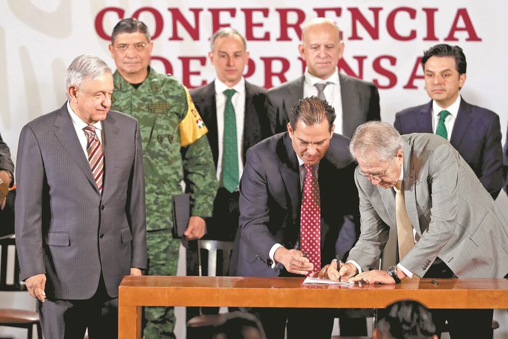 El presidente Andrés Manuel López Obrador atestigua la firma del convenio de colaboración entre Mario González Ulloa, titular de la Asociación Nacional de Hospitales Privados, y Jorge Alcocer, secretario de Salud. Foto: DIEGO SIMÓN. EL UNIVERSAL