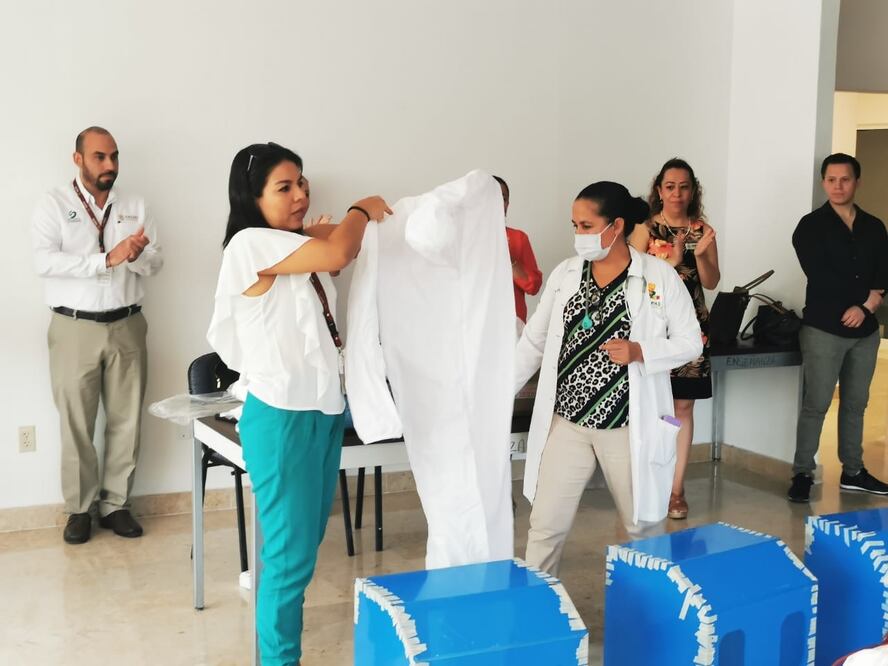 Chiapanecas hacen cubrebocas para médicos de Tapachula