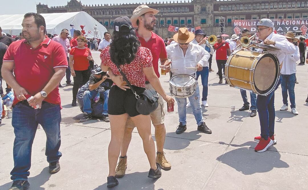 Las marchas con motivo del Día del Trabajo lucieron poco concurridas y terminaron con bailes.Foto: Berenice Fregoso/ EL UNIVERSAL