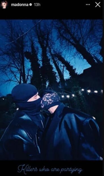 Con un extraño beso, Madonna confirma su noviazgo con un joven boxeador