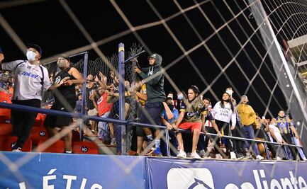 Afición del Atlético de San Luis explota y desata violencia por humillación ante Pachuca