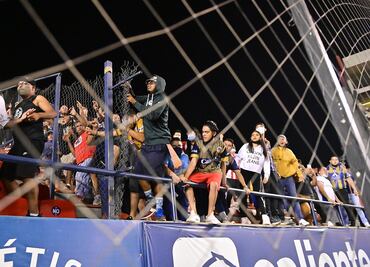 Afición del Atlético de San Luis explota y desata violencia por humillación ante Pachuca