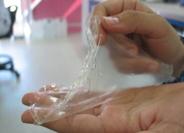 Estudiantes crean bolsa de basura comestible con restos de maíz