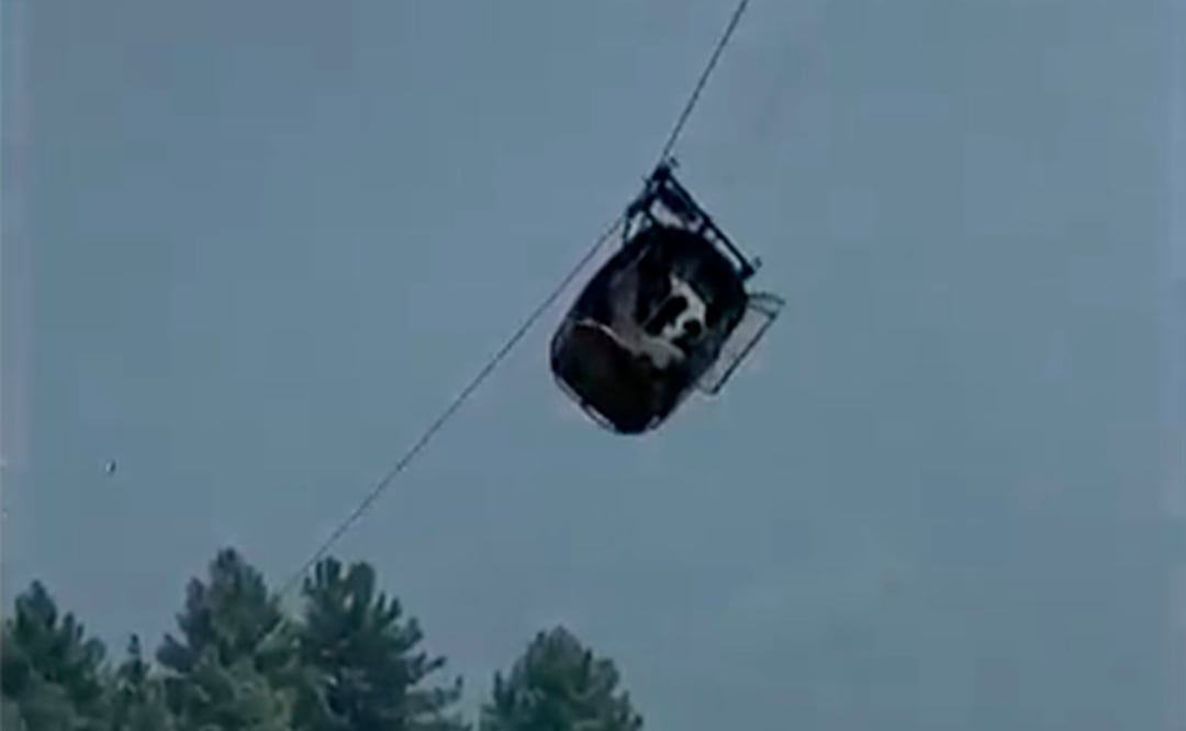 Vista de un teleférico con seis niños y dos adultos colgado a cientos de metros de altura en el distrito de Battagram, Khyber Pakhtunkhwa, Pakistán. Foto: AP