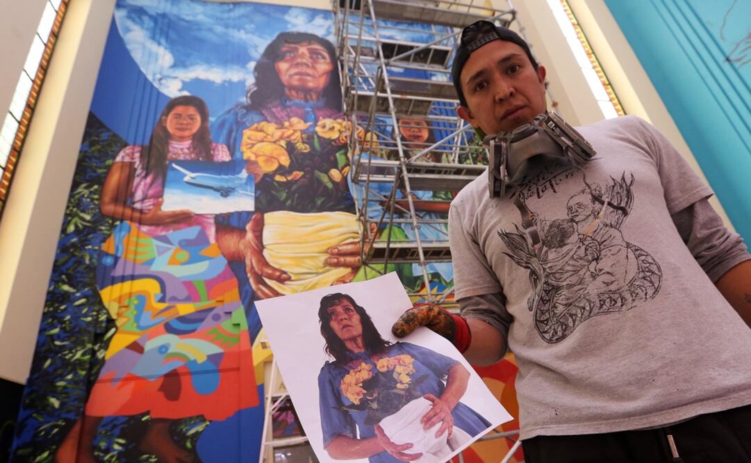 Oscar Gonzalez "Guache", junto a otros artistas, realiza en Bogotá un mural inspirado en "Cien años de soledad". 