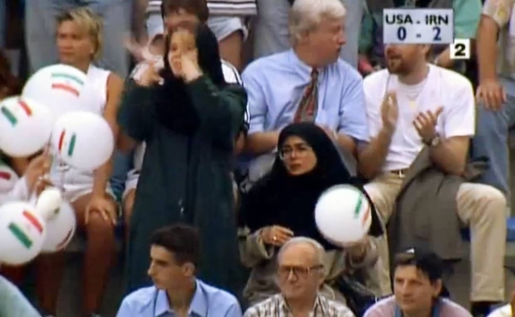 Mujeres iraníes durante el partido contra EU. Días antes, la televisión francesa exhibió la película No Sin Mi Hija, sobre una madre estadounidense que debe escapar de Irán con su hija; la delegación persa se mostró ofendida, pues la cinta “insultaba su cultura”, amenazaron con abandonar el mundial y acusaron al gobierno francés de querer desestabilizarlos. Foto: Captura de Pantalla/ESPECIAL.
