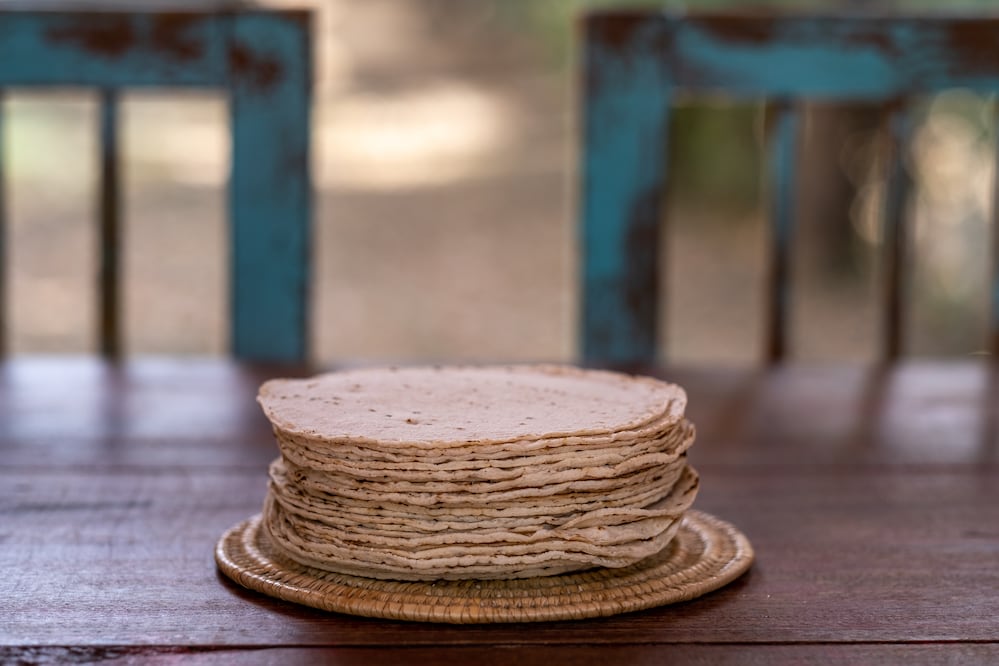 Guardar correctamente las tortillas en el refrigerador ayuda a evitar que se resequen o se echen a perder. Foto: Freepik