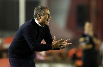 Entrenador de hockey sobre pasto cerca de dirigir en el futbol mexicano