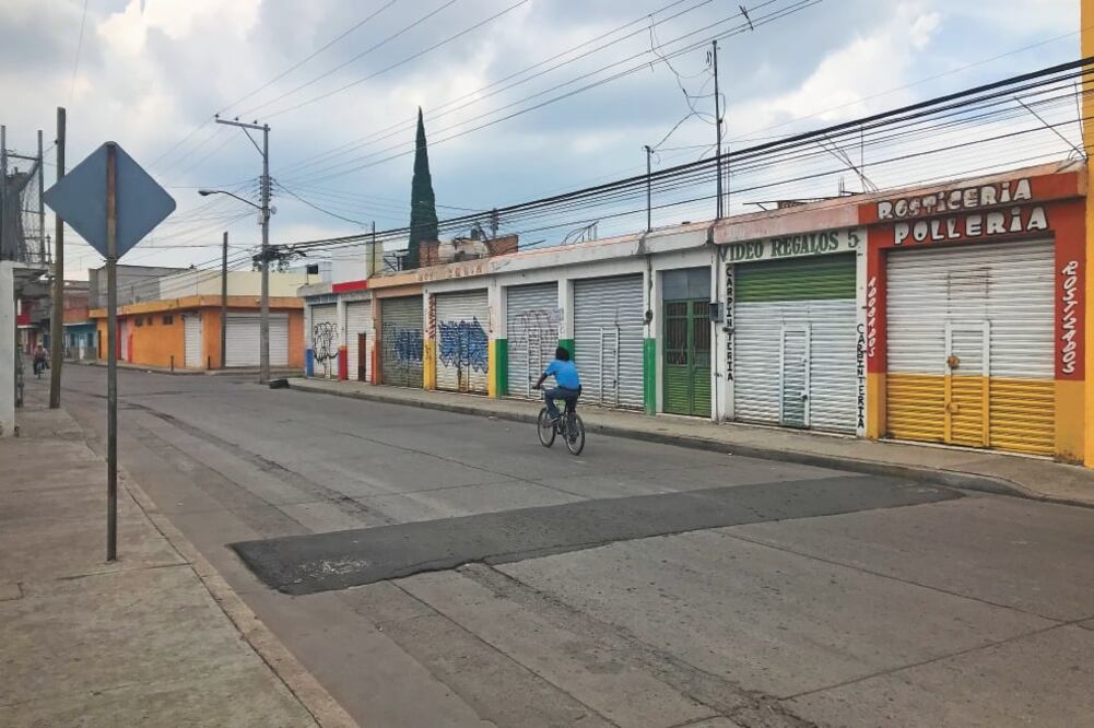 Decenas de comercios mantuvieron ayer sus cortinas abajo en la ciudad de Celaya. Mucha gente optó por ir a comprar tortillas a los grandes supermercados. FOTOS: ESPECIAL