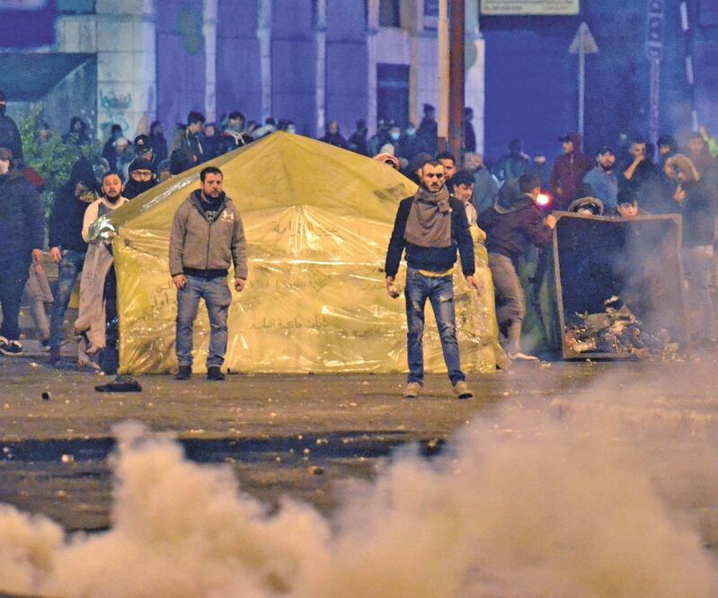En la ciudad norteña de Trípoli, los libaneses protestaron por las terribles condiciones económicas que afronta el país ante la crisis sanitaria. AFP