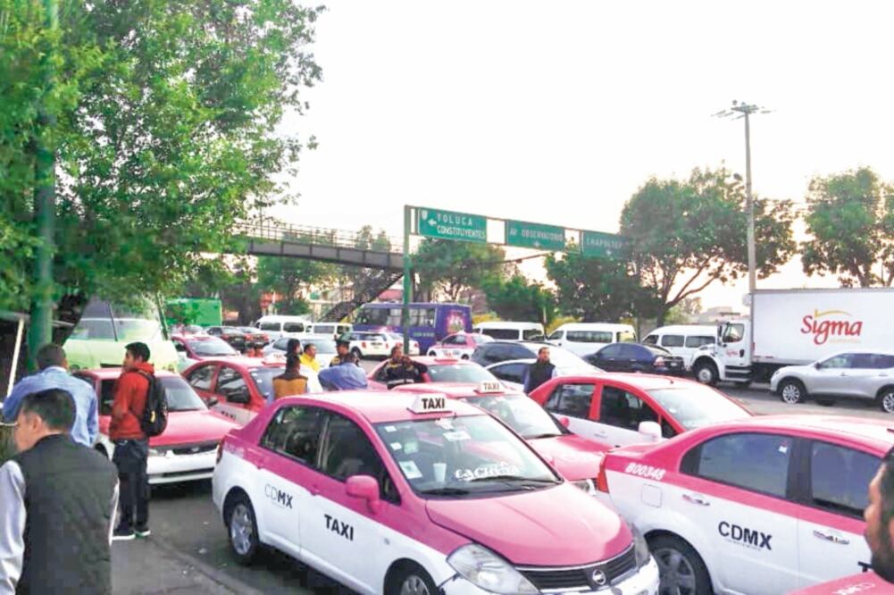 A las 8:00 horas del martes los concesionados se reunieron en Metro Observatorio, en la esquina de las avenidas de los Poetas y Centenario, en calzada de Tlalpan y Churubusco, en la carretera Picacho Ajusco, y en calzada Ermita Iztapalapa. Foto: ESPECIAL