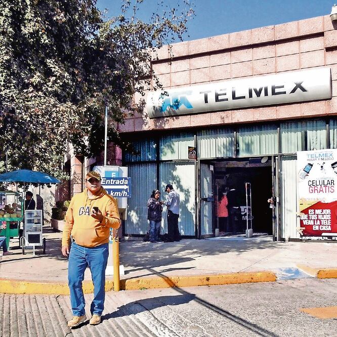 Telmex tiene una prohibición en su concesión y, al formar parte de América Móvil, son considerados preponderantes en telecomunicaciones. ARCHIVO EL UNIVERSAL