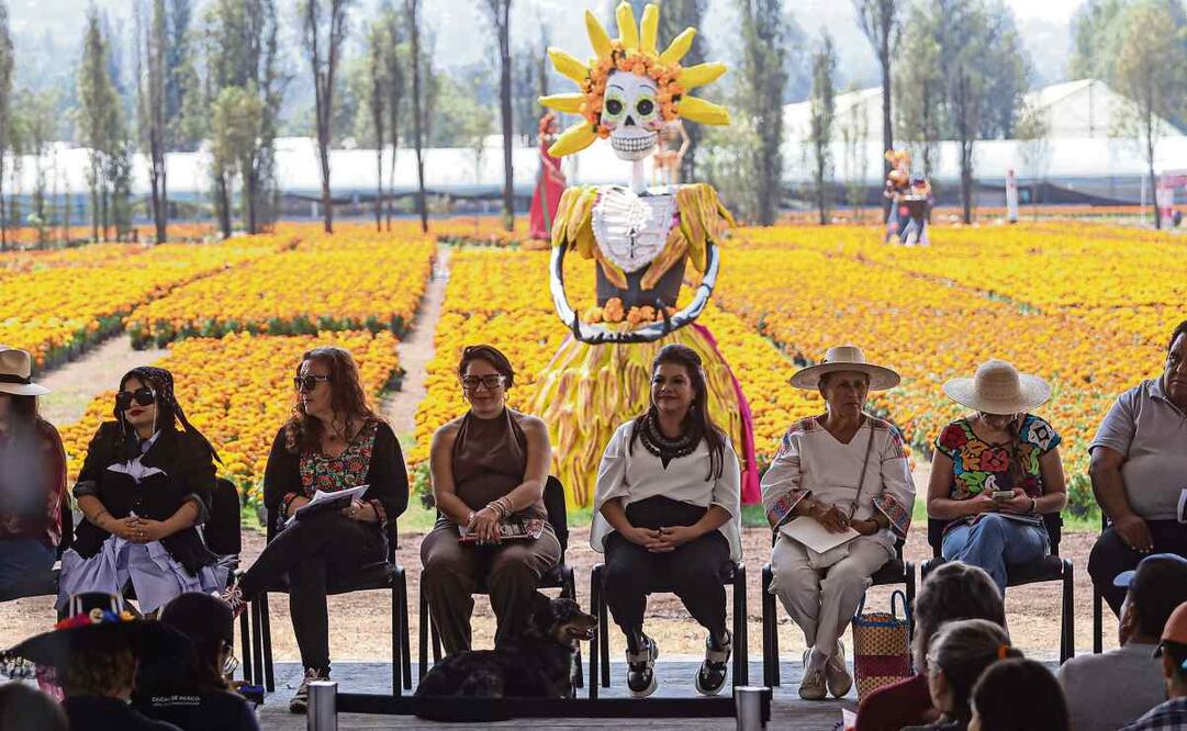 Clara Brugada encabezó el evento Sendero de las almas, en el que anunció las actividades por el Día de Muertos. Foto: Gabriel Pano / EL UNIVERSAL