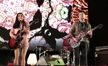 Juanes acompaña a Mon Laferte en el Vive Latino