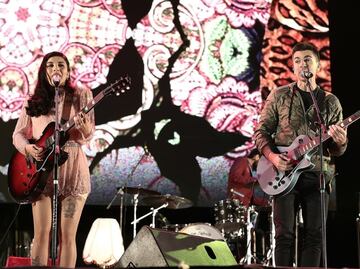 Juanes acompaña a Mon Laferte en el Vive Latino