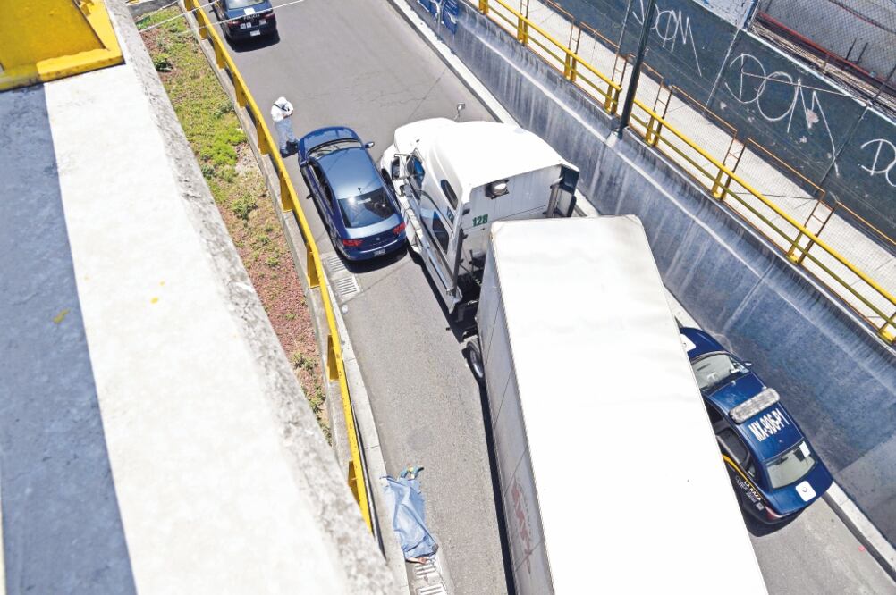 Sin salida. El presunto delincuente escapaba por avenida Jardín, donde chocó contra un tráiler. Bajó del auto e intentó huir a pie (ARMANDO MARTÍNEZ. EL UNIVERSAL)