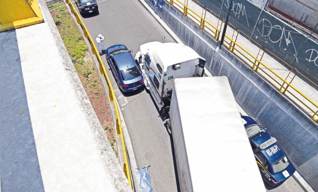 Sin salida. El presunto delincuente escapaba por avenida Jardín, donde chocó contra un tráiler. Bajó del auto e intentó huir a pie (ARMANDO MARTÍNEZ. EL UNIVERSAL)