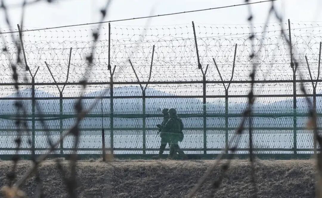 Soldados del ejército surcoreano patrullan junto a la cerca de alambre de espino en Paju, Corea del Sur, cerca de la frontera con Corea del Norte. Foto: AP