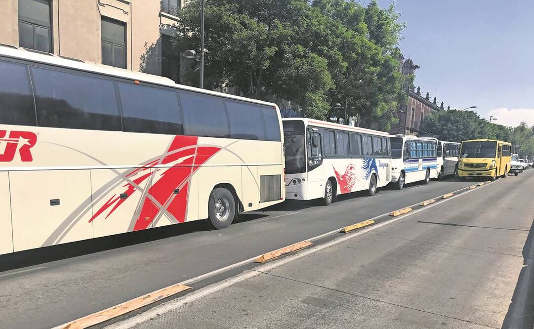 Decenas de camiones que transportaron a militantes se estacionaron en las inmediaciones del Centro. 