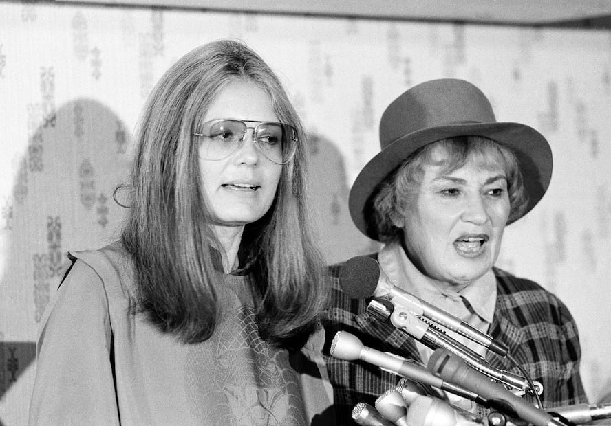 Gloria Steinem y la excongresista Bella Abzug, presidenta de Women USA, en conferencia en Washington en 1979. FOTO: AP