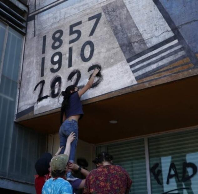 FOTOS. Estudiantes de la UNAM hacen pintas en mural de Rectoría; denuncian acoso