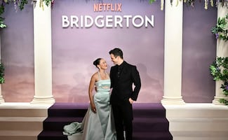 "Bridgerton" deslumbra en París; lujo y romance en la alfombra roja de la temporada 4 
