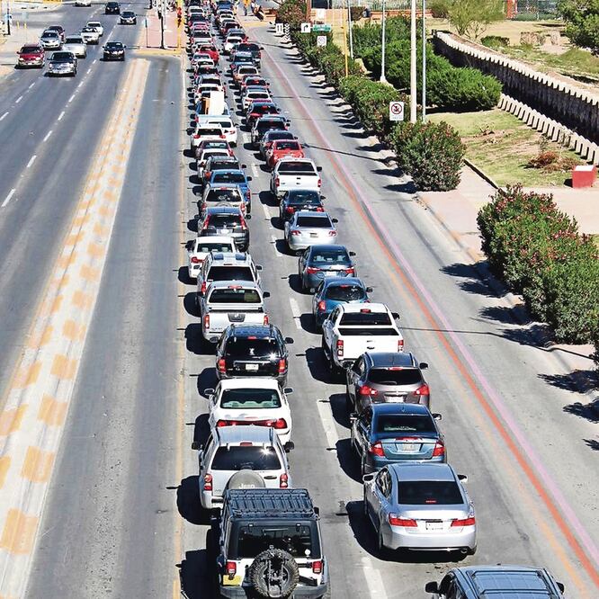 Desquiciamiento. Automovilistas tuvieron que esperar hasta 40 minutos para llegar a su destino del otro lado de la frontera juarense. HÉCTOR DAYER