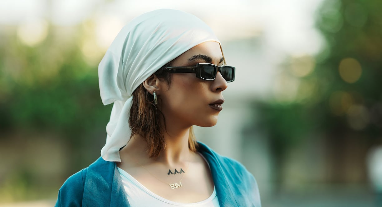 Los pañuelos y mascadas son tendencia para primavera y verano. Foto: Unsplash