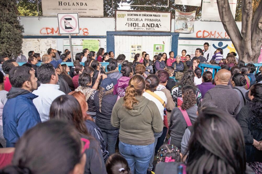 La mañana de ayer padres de familia protestaron afuera de la escuela Holanda, acusan a la encargada del plantel de no exponer los desperfectos que dejó el temblor tanto en los baños como en una barda, la cual está apuntalada. (CRISTOPHER ROGEL. EL UNI)