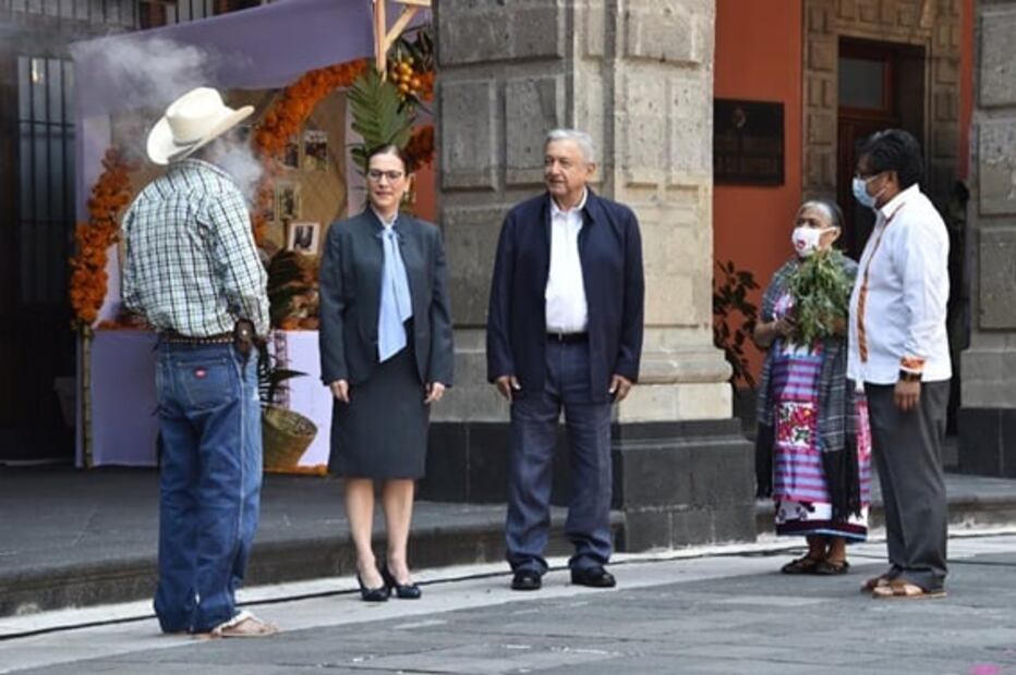Con limpia mazateca, AMLO inaugura ofrenda dedicada a fallecidos por Covid-19