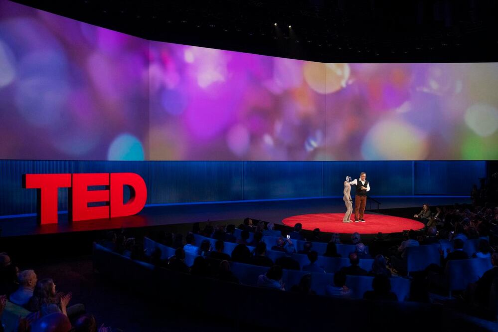 El robot Neo y el anfitrión Chris Anderson conversan en la Sesión 1 de TED 2025, bajo el lema “Humanidad Reimaginada”. La escena marcó el inicio de una conversación global sobre el papel de los robots en la vida cotidiana.
Foto: Gilberto Tadday / TED