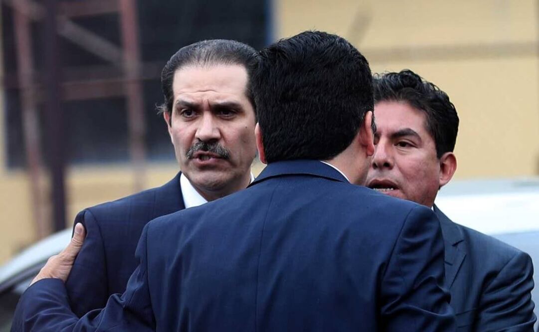 Esta mañana el ex gobernador de Sonora dijo que se presentaría ante el juez que le giró orden de aprehensión (FERNANDO RAMÍREZ / EL UNIVERSAL)